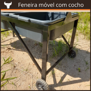 Feneira com cocho para sal e ração