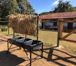 Feneira com cocho para sal e ração