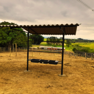 Suporte de feno com cobertura