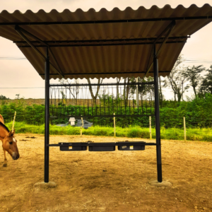 Suporte de feno com cobertura